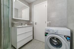 Ocean view 2bedroom apartment in Los Cristianos, Heated pool, 3 minutes to beach