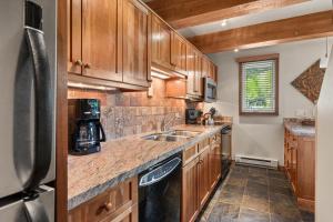 Chateau Roaring Fork 22, Mountain Chic 4-Bedroom Condo on Roaring Fork River – Walk to Downtown Aspen