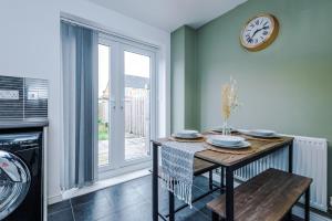 City Reach - King bed, Parking, 2 TVs, O2 Apollo, Hospital & Oxford road