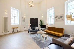 Central Tadworth Terrace Flat - Split- level 2BDR