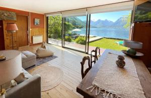 Chalet les pieds dans leau avec accès direct au Lac dAnnecy