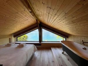 Chalet les pieds dans leau avec accès direct au Lac dAnnecy