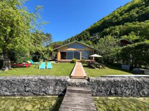 Chalet les pieds dans leau avec accès direct au Lac dAnnecy
