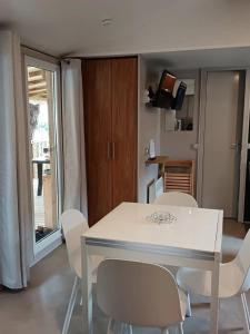Maisons de vacances Bungalow familial a Canet-en-Roussillon avec piscine : photos des chambres