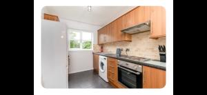 2 Bedroom Central Apartment with Free Parking sleeps 4 people