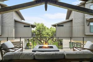 Luxe 3-Story Retreat - Chefs Kitchen and Firepit
