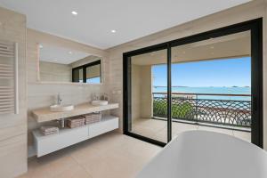 REF 1998 - Cannes - Sea view apartment for rent