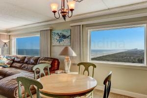 2 Bed2 Bath Oceanfront South facing condo sleeps 6. Beachfront balcony & pool.