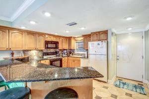 2 Bed2 Bath Oceanfront South facing condo sleeps 6. Beachfront balcony & pool.