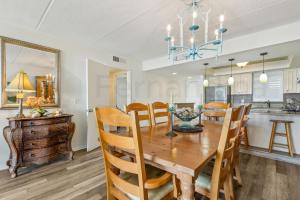 Updated 3rd Floor, 2 Bed2 Bath Oceanfront condo sleeps 6. Beach view balcony & pool