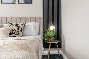 The Gallery House - Modern 2BR Stay - Sleeps 5