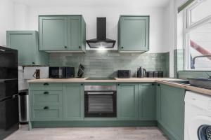 The Gallery House - Modern 2BR Stay - Sleeps 5