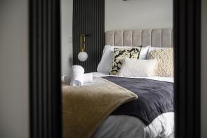 The Gallery House - Modern 2BR Stay - Sleeps 5