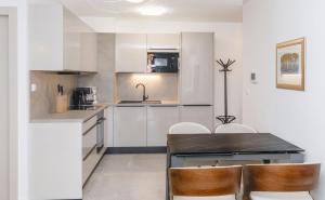 Apartment Luz Split, private parking spot in the garage