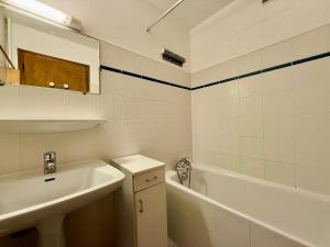 Appartements Appartement au pied des pistes, proche commodites, balcon, parking, calme - FR-1-505-8 : photos des chambres