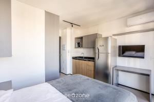 Studio com varanda e a 290m do metrô - OLN1702