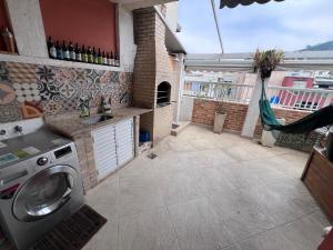 Penthouse Retreat with Jacuzzi and BBQ in the Heart of Copacabana