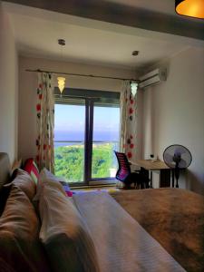 Romantic Hillside Escape Sea View and Infinity Pool