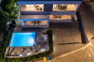 Apartments with pool Villa Zora - 4hvězdičkové hotely ve městě Novalja