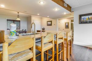 Hike, Swim and Explore Mtn-View Condo in Gatlinburg