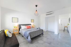 Charming Studio in a Beautiful Neighborhood Setting