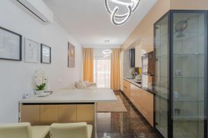 Adela & Robert Home cu piscină și parcare privată