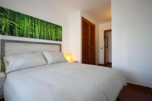 Apartamento con jardín y piscina