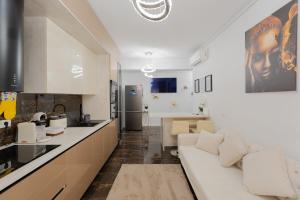 Adela & Robert Home cu piscină și parcare privată