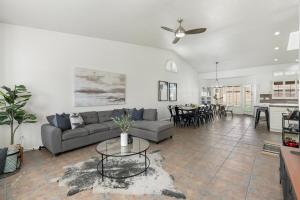 Entertainers DREAM! 7 bedroom4 bath w HEATED POOL & SPA (SLEEPS 16)