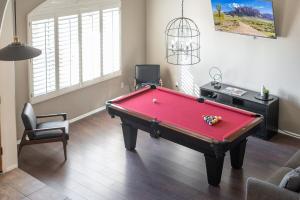 Entertainers DREAM! 7 bedroom4 bath w HEATED POOL & SPA (SLEEPS 16)