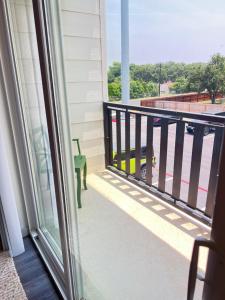 Brand NEW Oasis Mins from Town