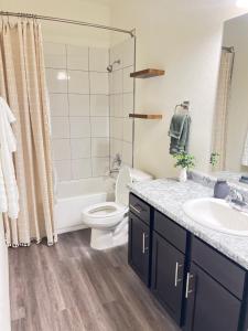 Brand NEW Oasis Mins from Town