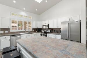 Entertainers DREAM! 7 bedroom4 bath w HEATED POOL & SPA (SLEEPS 16)