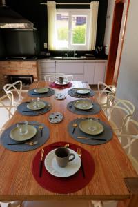 Casa Ensolarada entre montanhas e o rio na Praia do Paúba