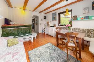 First House - Lovely Holiday Home near Cerknica