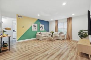 2-BD 2-BA Apartment with Pool Patio Courtyard