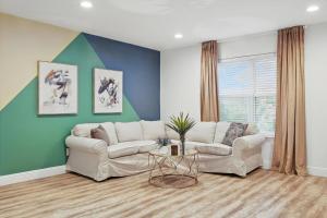 2-BD 2-BA Apartment with Pool Patio Courtyard