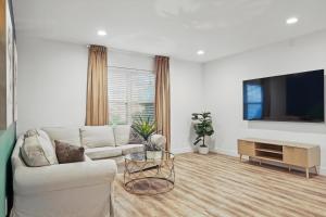 2-BD 2-BA Apartment with Pool Patio Courtyard