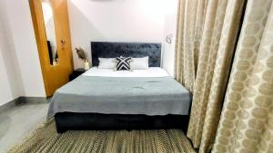 Ojis Homestay - Aesthetic Quite rooms with kitchen, refridgerator, 2 minute walk to ganga near laxman jhula