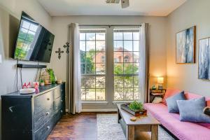 Explore and Unwind Charming Bedford Apartment