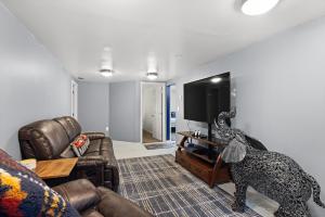 Bos Big Green Charming Retreat Hot Tub Games