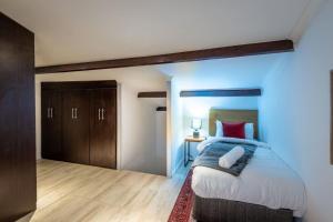 Hot Tub Getaway in Llandudno Spacious Ocean-View Apartment