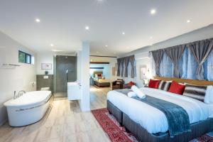 Hot Tub Getaway in Llandudno Spacious Ocean-View Apartment