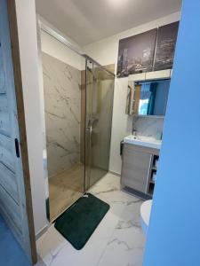 Apartament z tarasem przy lesie Reda