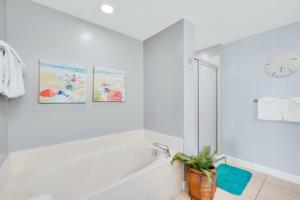 Oceanfront Penthouse CornerUnit 1950sf with beach service