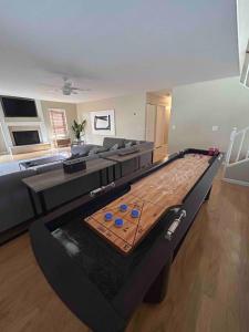 LUXURY Desert Oasis! 5 bedroom, 3 bath w HEATED POOL