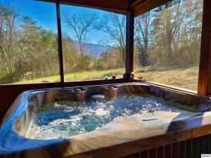 Beautiful View! Log cabin,Fireplace,Hot Tub,Arcade,Pool,Fishing