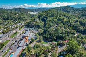 Cozy Studio Log Cabin in the heart of Pigeon Forge. Hot Tub. Honeymoon! Sleeps 2