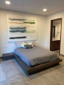 Modern loft 2 blocks from WTC with parking