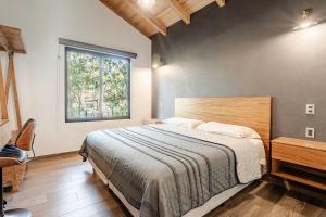 Cabaña de lujo 2 habitaciones con Jacuzzi Dentro del Bosque a 10 min del Pueblo